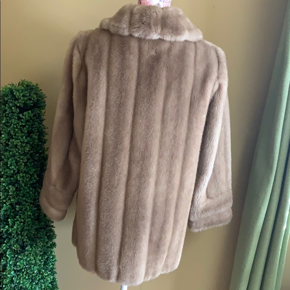Amazing Vintage Faux Fur Coat - Picture 3 of 12